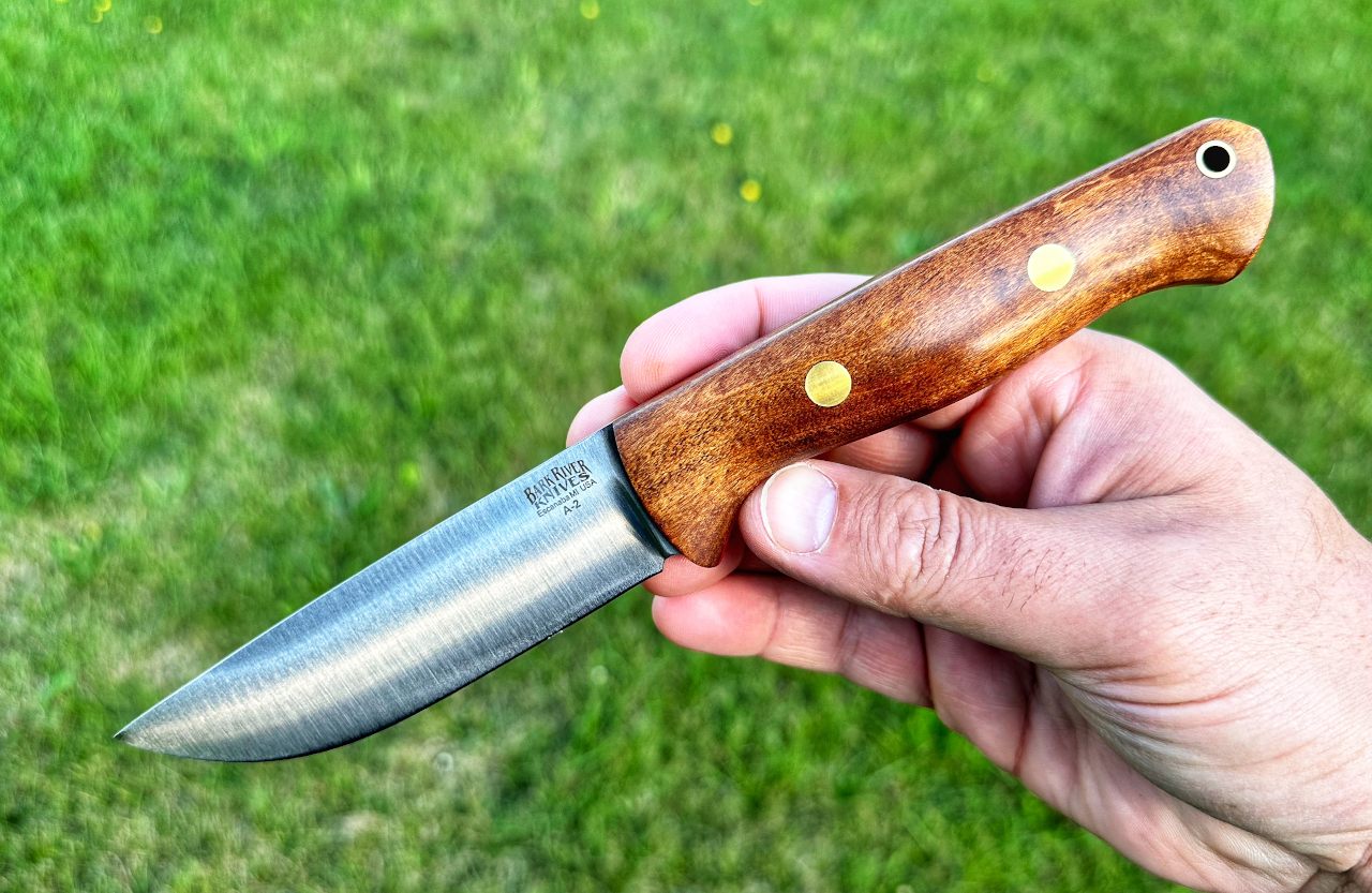 Nóż Bark River - Bravo 1, stal A2, okładziny Dark Curly Maple, Cherry Red Liner, Brass